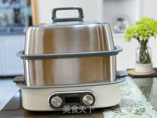蒜蓉粉丝蒸虾之玉米排骨汤的做法步骤：1
