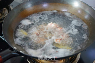 蒜蓉粉丝蒸虾之玉米排骨汤的做法步骤：3