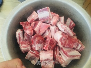 羊小排萝卜汤的做法步骤：1