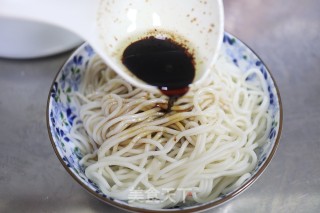葱油面的做法步骤：8