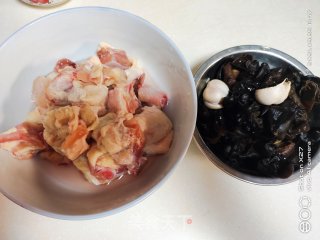 腐乳木耳烧鸡肉的做法步骤：1