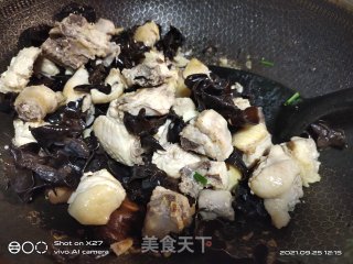 腐乳木耳烧鸡肉的做法步骤：6