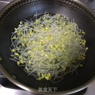 醋溜黄豆芽的做法步骤：1
