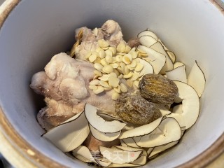 海底椰炖鳄鱼肉汤的做法步骤：4