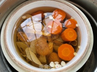 海底椰炖鳄鱼肉汤的做法步骤：7