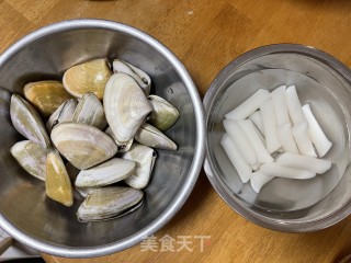 花蛤炒年糕的做法步骤：1