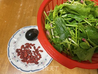 上汤菠菜的做法步骤：1