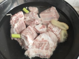 红烧排骨的做法步骤：2