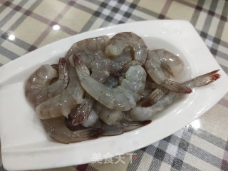 黄瓜青椒炒虾的做法步骤：1
