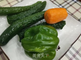 黄瓜青椒炒虾的做法步骤：2
