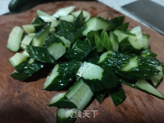 黄瓜青椒炒虾的做法步骤：3