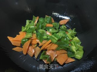 黄瓜青椒炒虾的做法步骤：8