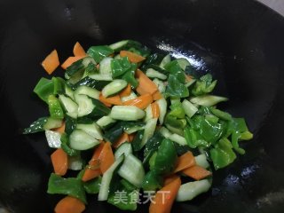 黄瓜青椒炒虾的做法步骤：9