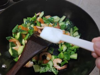黄瓜青椒炒虾的做法步骤：11