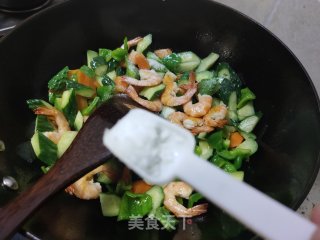 黄瓜青椒炒虾的做法步骤：12