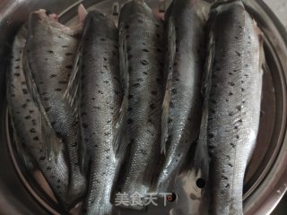 红烧鲈鱼的做法步骤：1