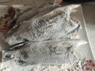 红烧鲈鱼的做法步骤：2