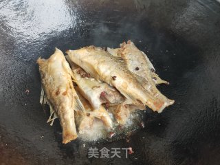 红烧鲈鱼的做法步骤：7