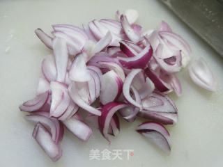 香糕炒洋葱的做法步骤：3