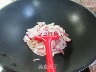 香糕炒洋葱的做法步骤：4