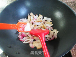 香糕炒洋葱的做法步骤：6