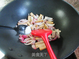香糕炒洋葱的做法步骤：7