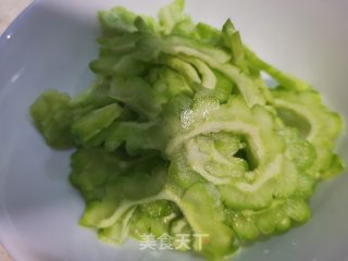 苦瓜炒牛肉的做法步骤：1