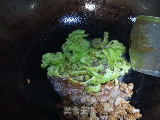 苦瓜炒牛肉的做法步骤：3
