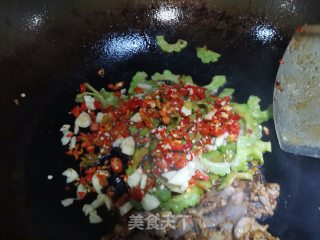 苦瓜炒牛肉的做法步骤：4