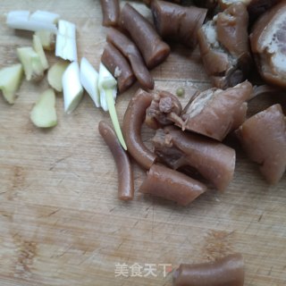 鲜花生烧猪尾巴的做法步骤：2