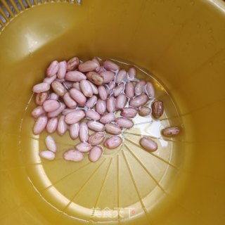 鲜花生烧猪尾巴的做法步骤：3