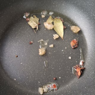 鲜花生烧猪尾巴的做法步骤：6