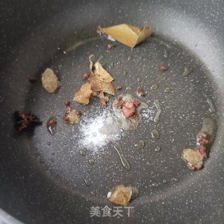 鲜花生烧猪尾巴的做法步骤：7