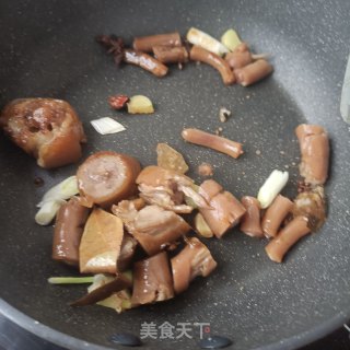 鲜花生烧猪尾巴的做法步骤：8