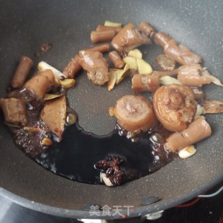鲜花生烧猪尾巴的做法步骤：9