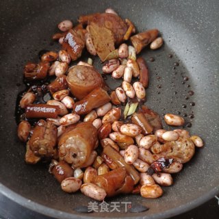 鲜花生烧猪尾巴的做法步骤：10