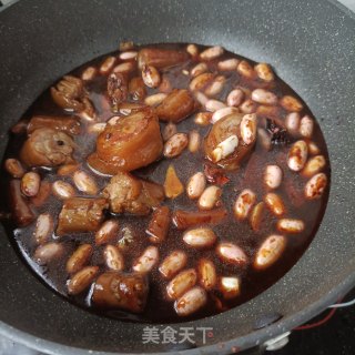 鲜花生烧猪尾巴的做法步骤：11