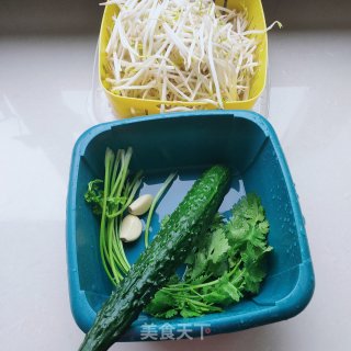 绿豆芽拌荞麦面的做法步骤：1