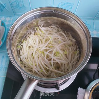 绿豆芽拌荞麦面的做法步骤：2