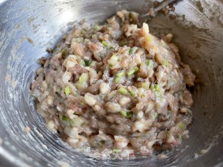 鲜菇丸子煮萝卜的做法步骤：2