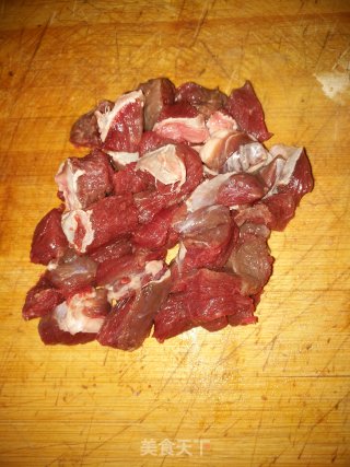 菜瓜炒牛肉粒的做法步骤：1