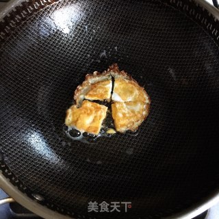 煎蛋木耳丝瓜汤的做法步骤：1