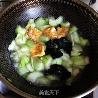 煎蛋木耳丝瓜汤的做法步骤：4