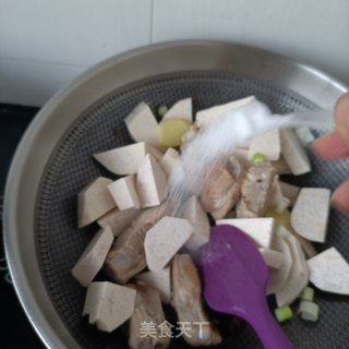 “润燥好汤”芋头排骨汤的做法步骤：8