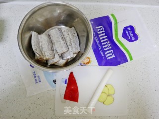 清蒸带鱼段的做法步骤：1