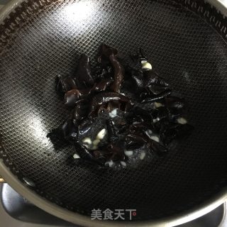 木耳炒黄瓜的做法步骤：2