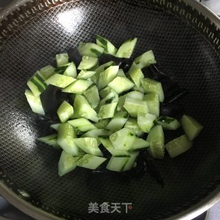 木耳炒黄瓜的做法步骤：3