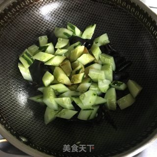 木耳炒黄瓜的做法步骤：4