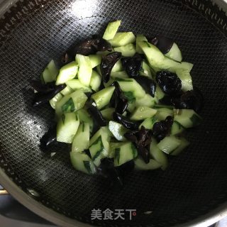 木耳炒黄瓜的做法步骤：5