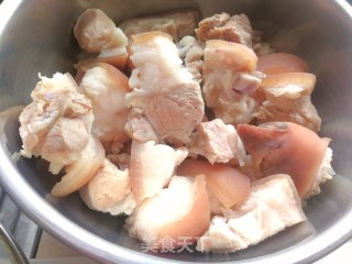 酸甜猪蹄炖秋藕的做法步骤：1